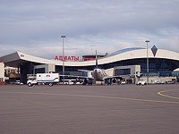 В Алма-Ате протестующие захватили аэропорт