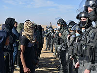 Столкновения израильских полицейских с бедуинами во время акции протеста против посадки деревьев Еврейским национальным фондом (ККЛ) в Негеве возле бедуинской деревни Аль-Атраш. 12 января 2022 года
