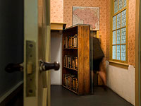 Женщина входит в тайное убежище в отреставрированном доме-музее Анны Франк в Амстердаме
