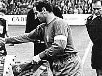 Чемпионат мира 1966 года. Капитан сборной Испании Франсиско Хентов в матче против швейцарцев
