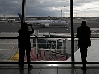 Самолет United Airlines, вылетевший в Израиль, вернулся в Нью-Йорк из-за конфликта пассажиров со стюардессой