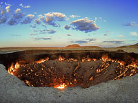В Туркменистане президент отдал поручение потушить газовый кратер "Врата ада"