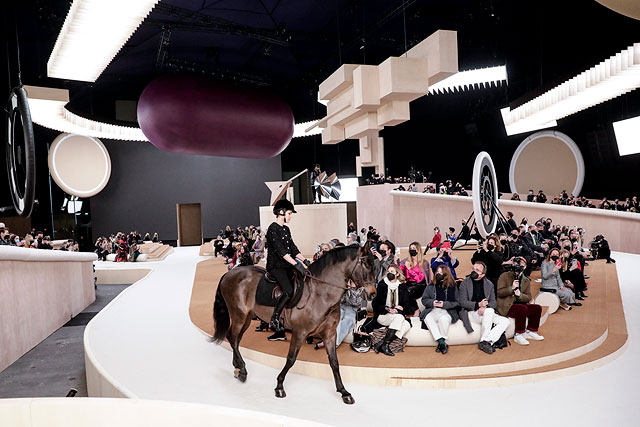 Смешались кони, люди: фоторепортаж с недели моды в Париже