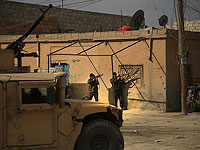Бойцы курдских сил самообороны занимают позиции у стены тюрьмы Гвейран в Хасаке, северо-восток Сирии, воскресенье, 23 января 2022 года