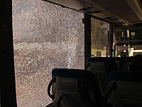 Водитель школьного автобуса отказался остановиться из-за разбитого окна. Шесть подростков пострадали