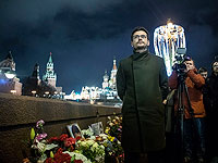 Российский оппозиционер Илья Яшин на месте гибели Бориса Немцова