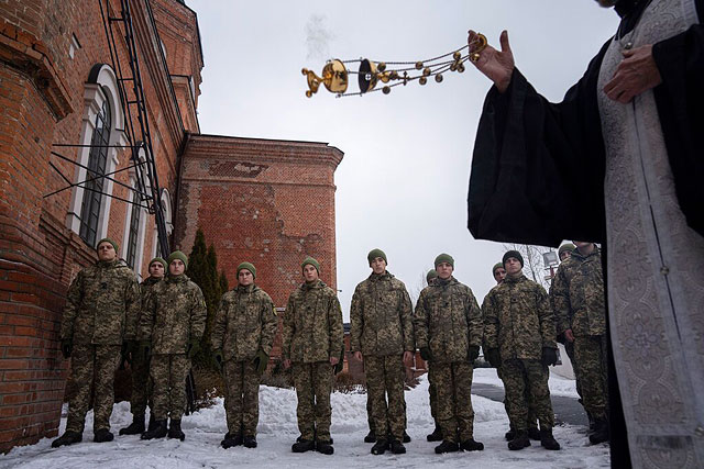 Православный священник благословляет курсантов Украинского военно-воздушного университета на востоке Украины, 3 февраля 2022 года