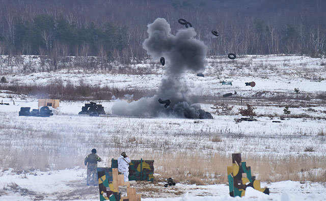 Украинские солдаты тренируются использовать американские ракеты SMAW-D на полигоне недалеко от Львова, 4 февраля 2022 года