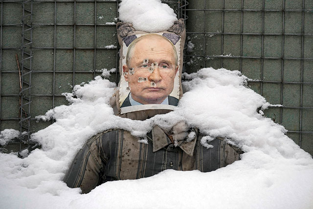 Изрешеченная пулями мишень с изображением президента России Владимира Путина на передовой в Луганской области, восточная Украина, 1 февраля 2022 года