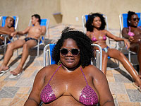 Новый тренд пляжной моды &#8211; бикини из изоленты. Фоторепортаж из Рио-де-Жанейро