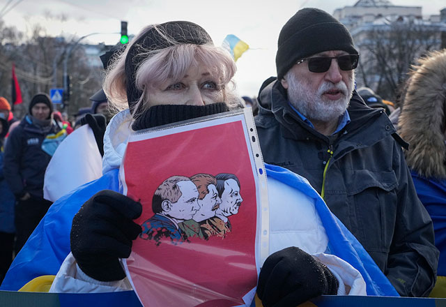 Украинцы на митинге против эскалации напряженности между Россией и Украиной в центре Киева, 12 февраля 2022 года