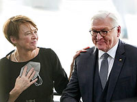 Президента Германии Франк-Вальтер Штайнмайера поздравляет с переизбранием его жена Эльке Бюденбендер