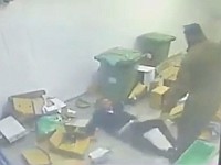 В интернете появилось видео нападения заключенного боевика ХАМАСа на сотрудника тюрьмы "Нафха"