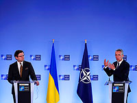 Слева направо: министр иностранных дел Украины Дмитрий Кулеба и генеральный секретарь НАТО Йенс Столтенберг