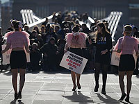 Против перьев в индустрии моды: акция протеста PETA в Лондоне