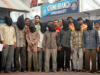 Задержанные в черных капюшонах за совершение серии взрывов. Ахмадабад, Индия, 16 августа 2008 года