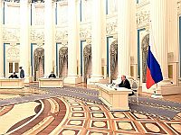Путин поручил вооруженным силам России "обеспечить поддержание мира в ДНР и ЛНР"