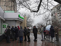Банк Украины запретил снятие валюты и ограничил снятие наличных в гривнах