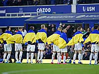 Игроки "Манчестер Сити" и "Эвертона" вышли на поле с флагами Украины
