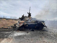 Подбитый российский танк на территории Украины