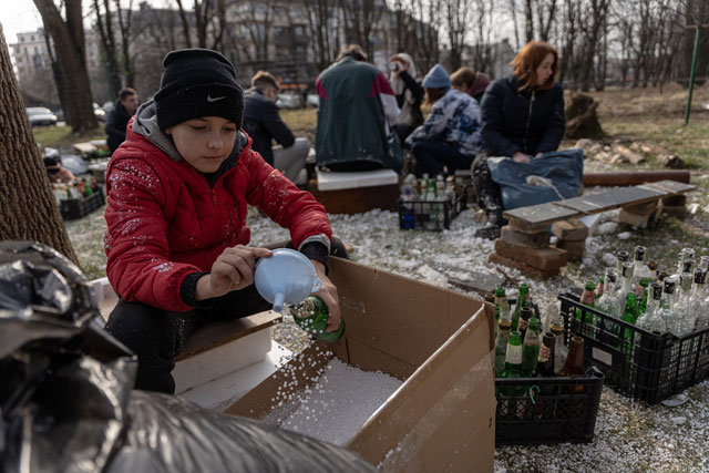 Оборона Киева: взрослые и дети готовят "коктейли Молотова"