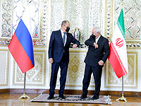 Министры иностранных дел Ирана и России приветствуют друг друга