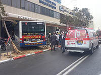 В центре Тель-Авива автобус въехал в витрину магазина
