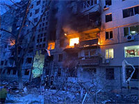 Рано утром 14 марта в результате попадания артиллерийского снаряда были частично разрушены несколько этажей девятиэтажного дома по адресу ул. Богатырская, 20, в Оболонском районе на севере Киева