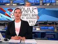 Марина Овсянникова, сотрудница "Первого канала", в эфире программы "Время" появилась с антивоенным плакатом