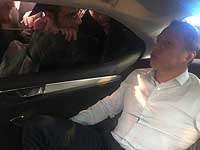 В Иерусалиме толпа ультраортодоксов окружила автомобиль Развозова, ему потребовалась помощь полиции