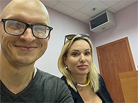 Марина Овсянникова с адвокатом Антоном Гашинским