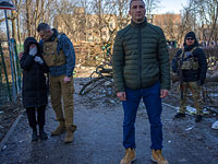 Братья Кличко на месте падения ракеты в Киеве