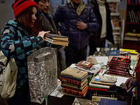 2004 год. Жители Украины несли свои книги в создающиеся библиотеки