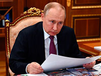 Путин подписал закон о "фейках, дискредитирующих работу госорганов за границей"