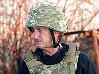 Голливудский актер и продюсер Шон Пенн на позициях Вооруженных сил Украины на линии разделения в Донецкой области, неподалеку от позиций пророссийских сепаратистов. 18 ноября 2021 года