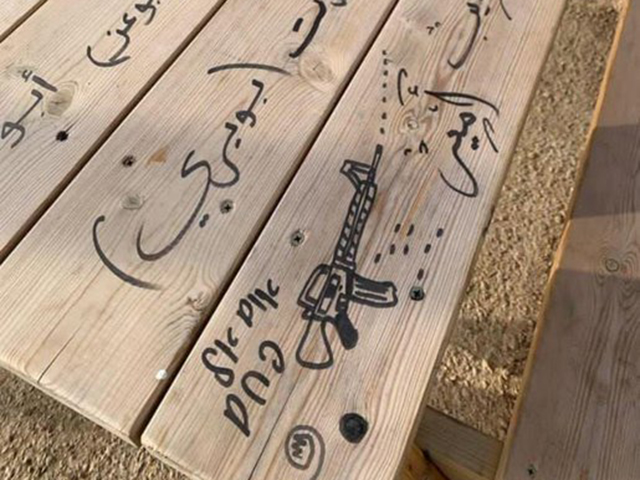 На территории колледжа студенты обнаружили стол "с террористическими граффити"