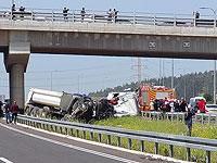 Около Нацерета грузовик упал с моста, водитель погиб