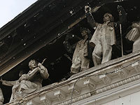 Фигуры на фронтоне театра, разбомбленного российской армией. Мариуполь, 4 апреля 2022 года