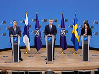 Генеральный секретарь НАТО Йенс Столтенберг (в центре) на пресс-конференции с министром иностранных дел Финляндии Пеккой Хаависто (слева) и министром иностранных дел Швеции Анн Линде (справа) в штаб-квартире НАТО в Брюсселе