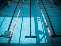 В Раанане во время купания в бассейне потерял сознание мужчина, он в тяжелом состоянии
