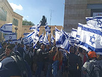 В Иерусалиме десятки правых активистов под флагами Израиля направляются к Шхемским воротам. 20 апреля 2022 года