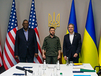 США возвращают дипломатов в Украину