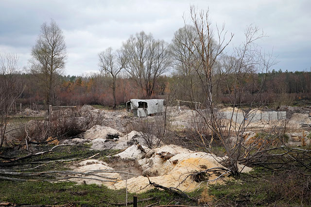 Окопы и огневые позиции в высокорадиоактивной почве, прилегающей к Чернобыльской атомной электростанции