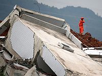 Жертвами обрушения здания в Китае стали более 50 человек