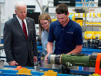 Президент Джо Байден наблюдает за сборкой противотанкового комплекса Javelin на заводе Lockheed Martin, 3 мая 2022 года, штат Алабама