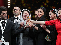 Актеры и съемочная группа фильма «Здесь нет зла» с наградой за лучший фильм вместо режиссера Мохаммада Расулофа «Золотого медведя», который не смог присутствовать на церемонии награждения на Международном кинофестивале «Берлинале», 29 февраля 2020 года