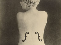 Обнаженная "Скрипка Энгра" установила рекорд стоимости произведения фотоискусства

