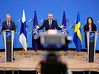Генеральный секретарь НАТО Йенс Столтенберг (в центре) на пресс-конференции с министром иностранных дел Финляндии Пеккой Хаависто (слева) и министром иностранных дел Швеции Анн Линде (справа)
