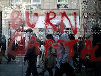 Первомай в Париже: демонстранты бьют витрины и строят баррикады