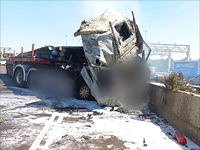 На 6-й трассе грузовик врезался в заграждения и загорелся, водитель погиб